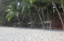 Sampaloc Cove beach kubos